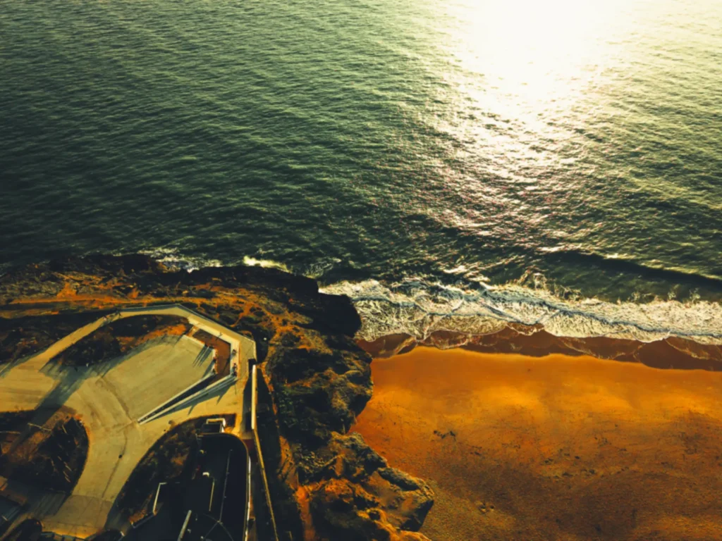 Vue aérienne de la plage de Saint-Palais-sur-Mer au lever du soleil