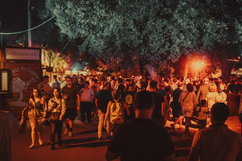 Festivaliers quittant la Fête du Cognac à la fin de la première soirée