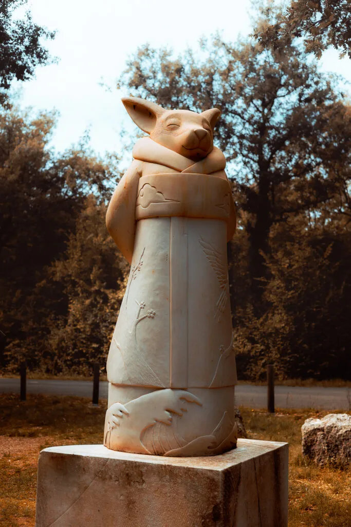 Sculpture animalière stylisée exposée à Port-d’Envaux