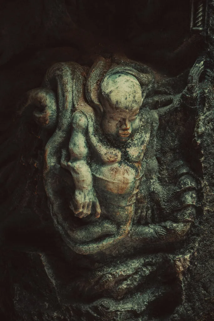 Sculpture représentant un enfant enchâssé dans la pierre aux Lapidiales de Port-d’Envaux
