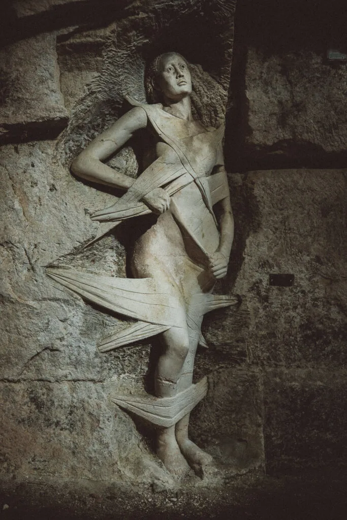Sculpture monumentale taillée dans la roche aux Lapidiales de Port-d’Envaux