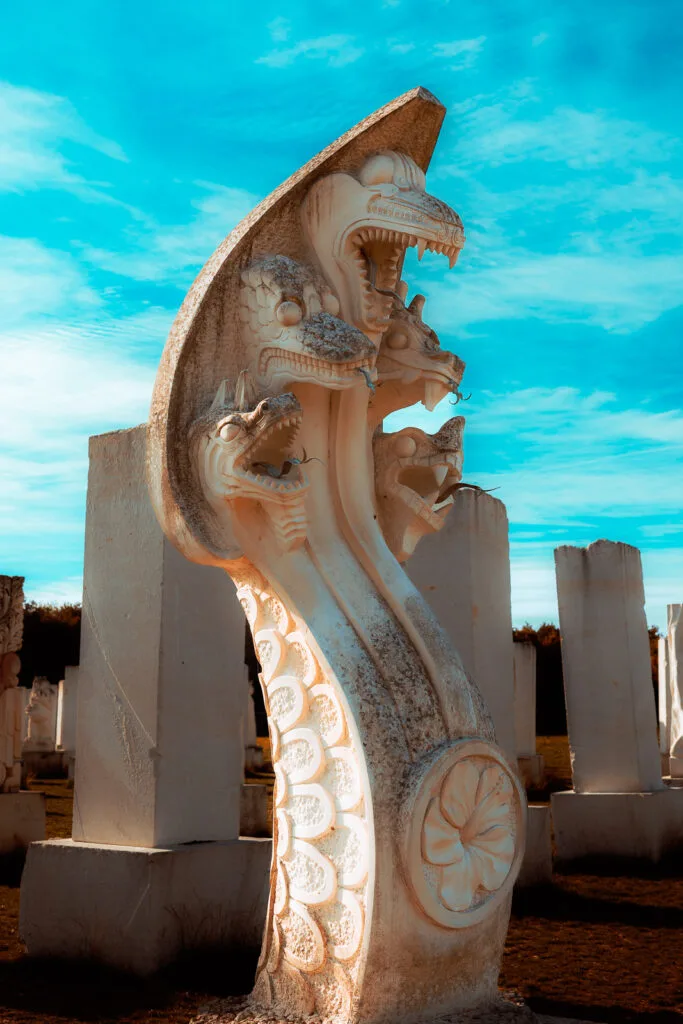 L’Hydre, sculpture monumentale de la Galaxie des Pierres Levées à Port-d’Envaux