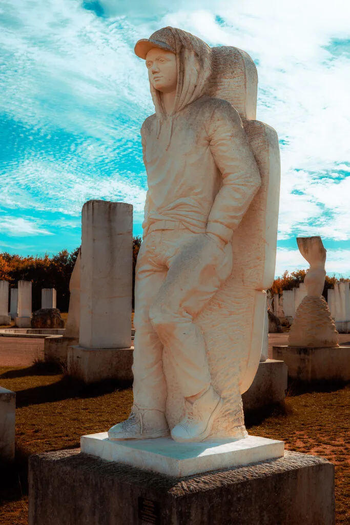 Sculpture représentant un adolescent en sweat à capuche à la Galaxie des Pierres Levées