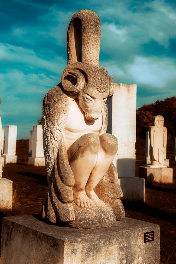 Sculpture contemporaine représentant une figure cornue dans la Galaxie des Pierres Levées à Port-d’Envaux