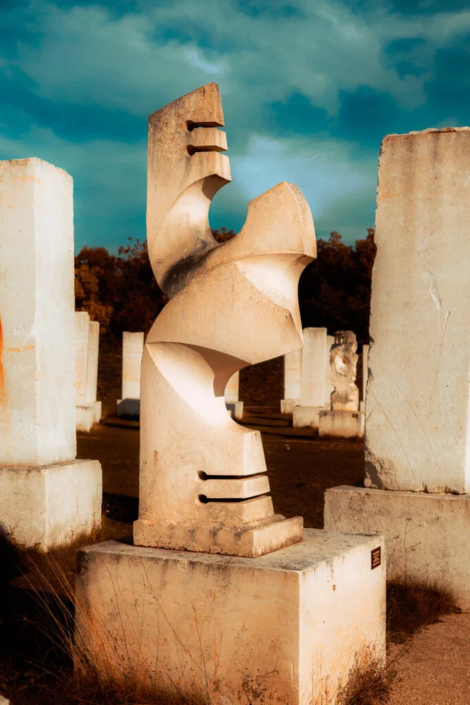Le Gardien du Vent, sculpture contemporaine de la Galaxie des Pierres Levées à Port-d’Envaux
