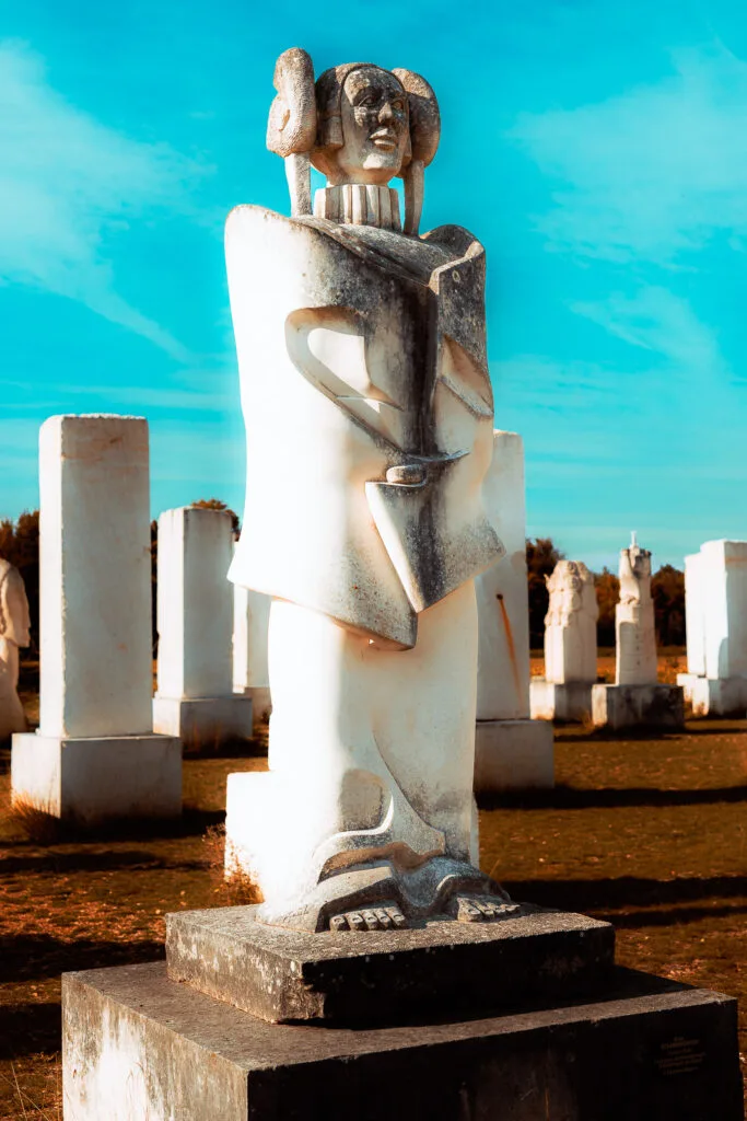 L’Indienne, sculpture monumentale de la Galaxie des Pierres Levées à Port-d’Envaux