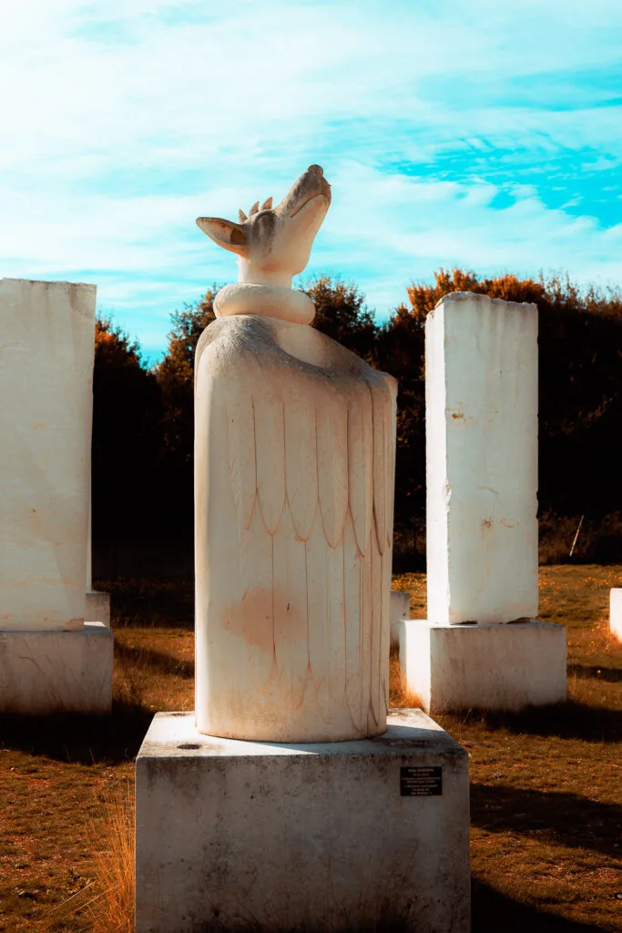 Sculpture animalière inspirée d’un fennec à la Galaxie des Pierres Levées