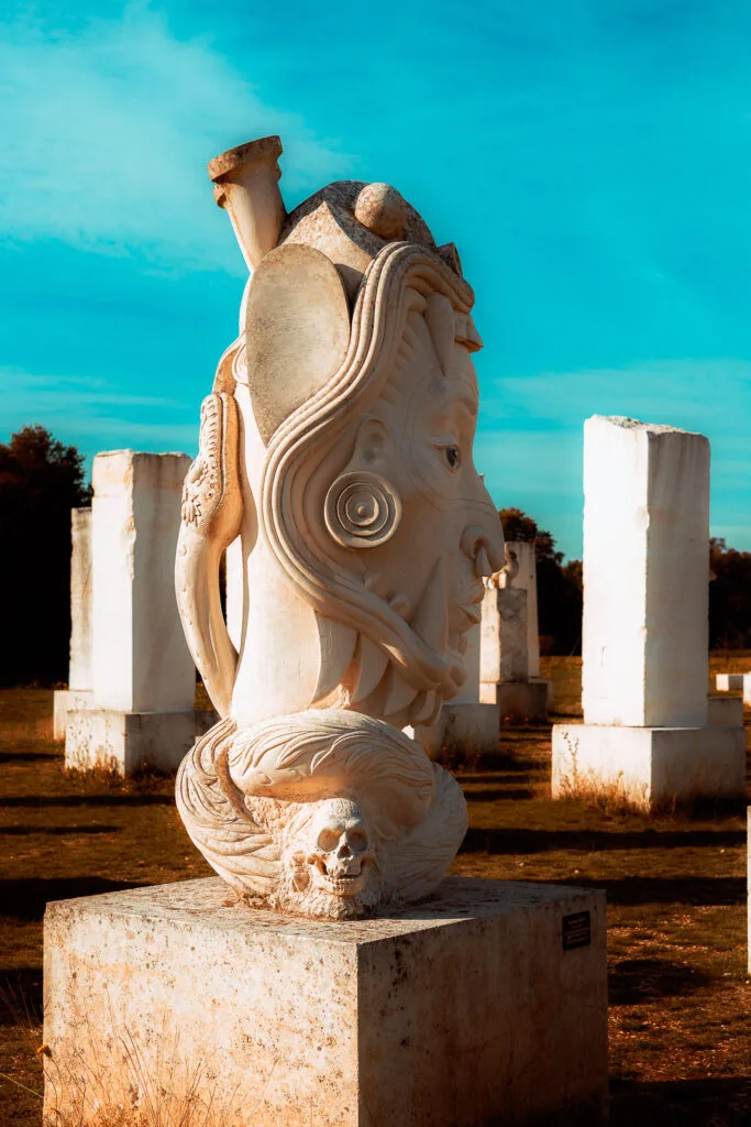 Le Chef Serpent, sculpture monumentale de la Galaxie des Pierres Levées à Port-d’Envaux
