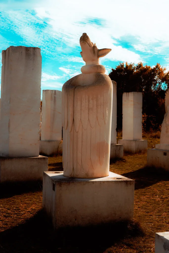 Sculpture animalière stylisée à la Galaxie des Pierres Levées