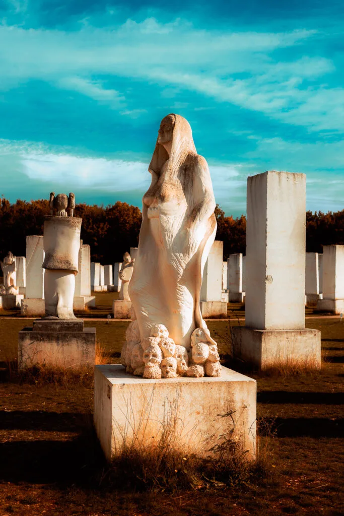 La Reine des Morts, sculpture monumentale de la Galaxie des Pierres Levées à Port-d’Envaux