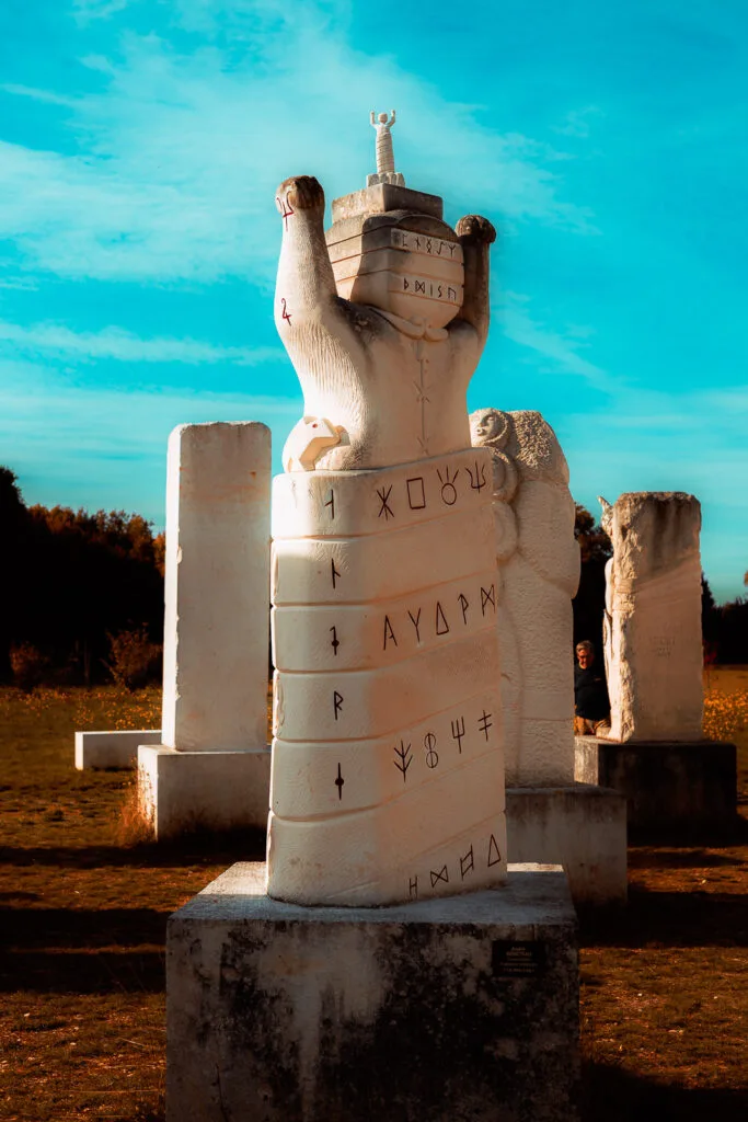 Sculpture monumentale gravée de la Galaxie des Pierres Levées à Port-d’Envaux