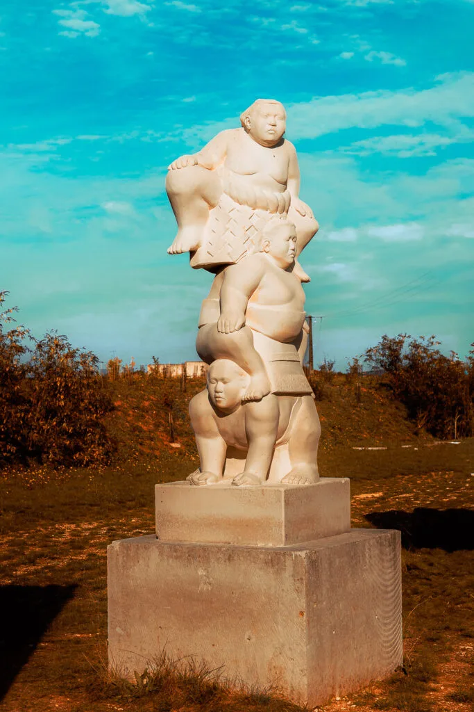 Sculpture contemporaine inspirée de figures de sumos dans la Galaxie des Pierres Levées à Port-d’Envaux