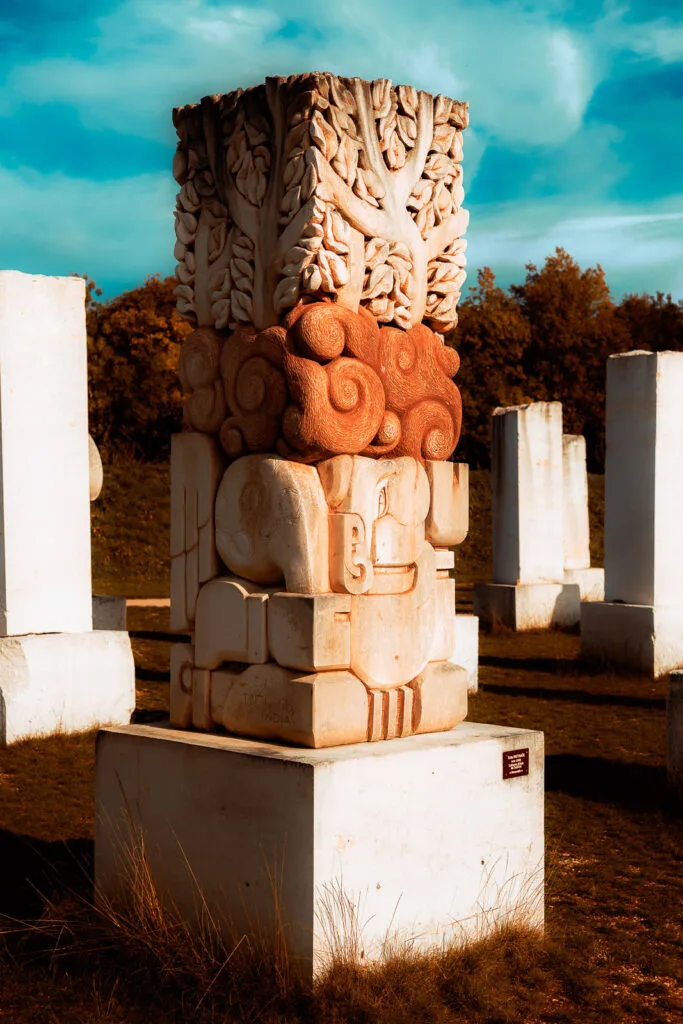 Sculpture monumentale aux formes organiques à la Galaxie des Pierres Levées