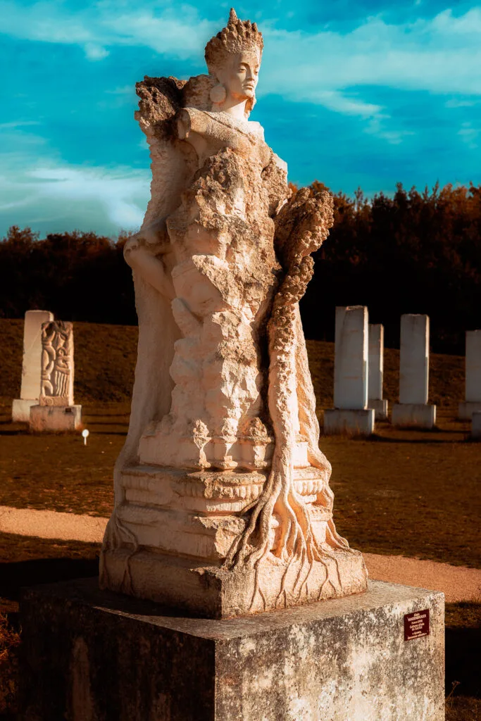 Sculpture monumentale de la Galaxie des Pierres Levées à Port-d’Envaux