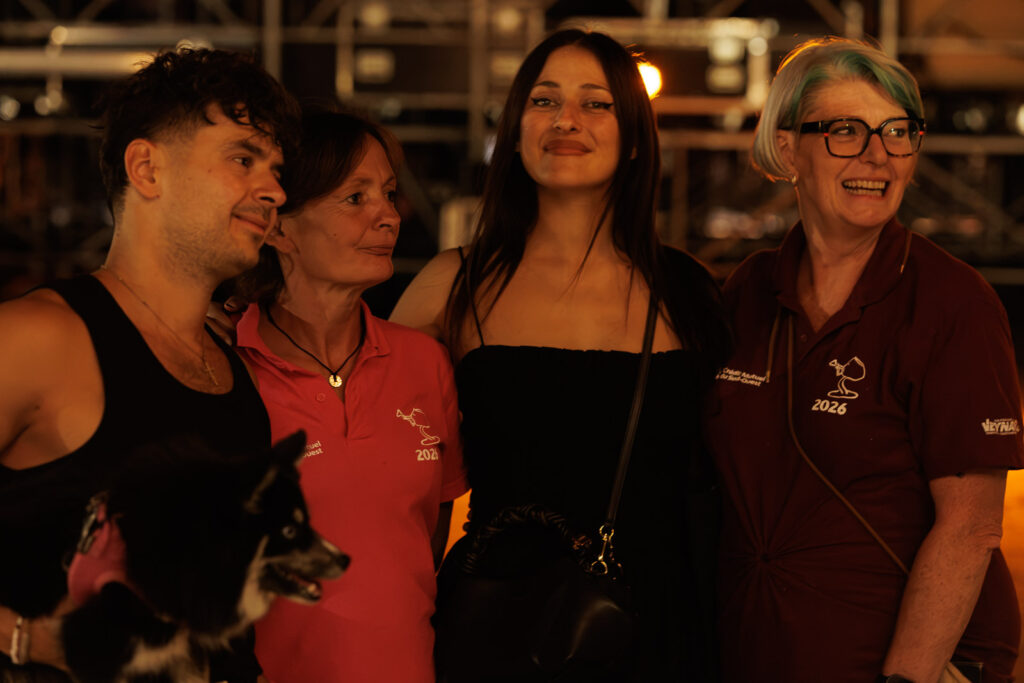Augustin, une bénévole, Mathilda et Anne réunis dans les coulisses de la Fête du Cognac