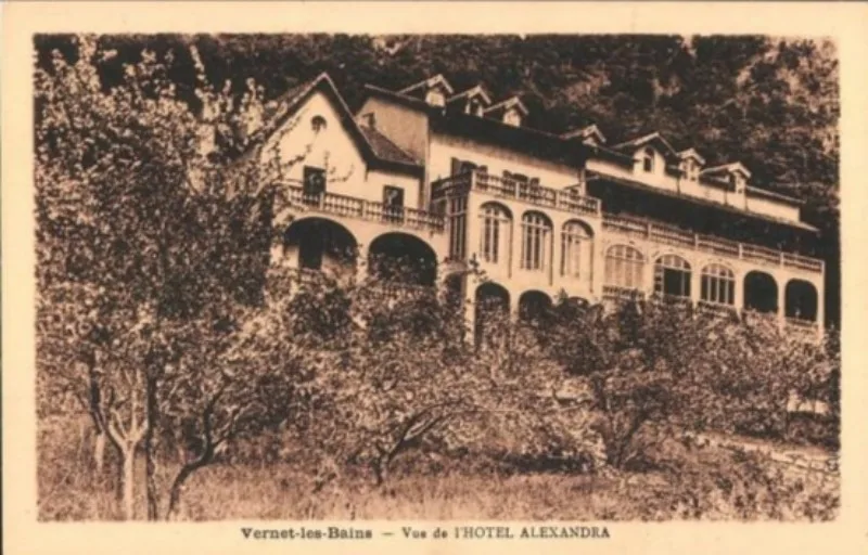 Carte postale ancienne montrant la vue d'ensemble du grand Hôtel Alexandra à Vernet-les-Bains à son époque d'activité.